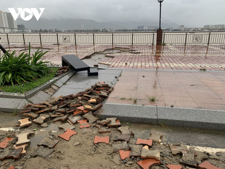 Cập nhật: Bão số 13 cuốn bay mái trường học, "nhổ" bật gốc cây, cuốn trôi nhà dân ảnh 39