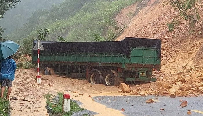 Quảng Bình: Nước lũ lên nhanh, 4 huyện bị chia cắt, ngập gần 35 nghìn ngôi nhà - 3