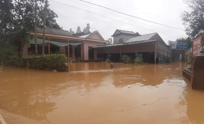 Quảng Bình: Nước lũ lên nhanh, 4 huyện bị chia cắt, ngập gần 35 nghìn ngôi nhà - 1