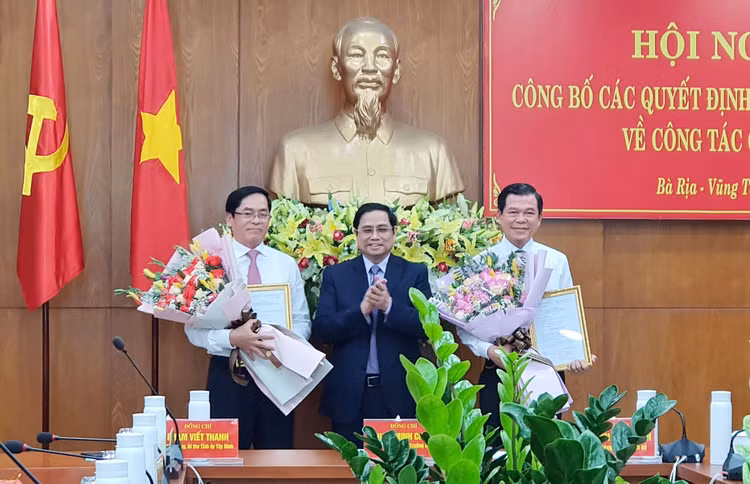 Đồng chí Phạm Minh Chính trao quyết định và chúc mừng các đồng chí Nguyễn Hồng Lĩnh, Phạm Viết Thanh.