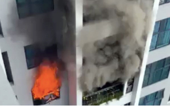 Khói lửa bốc lên từ chung cư trên đường Hồ Tùng Mậu. Ảnh: CTV