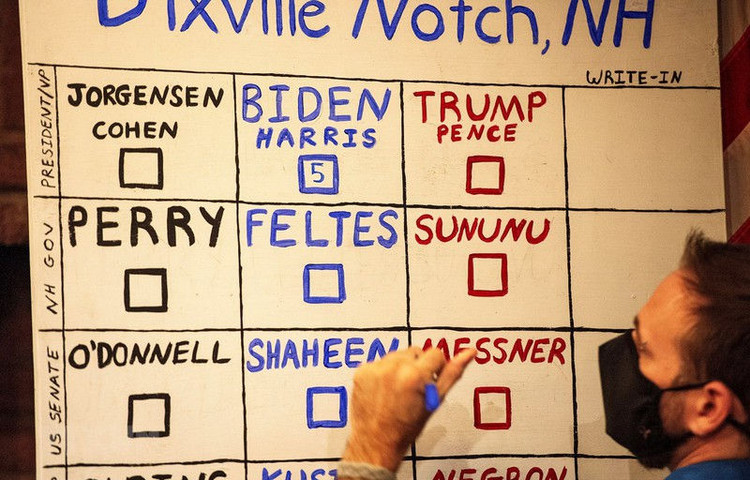 Nhân viên công bố kết quả kiểm phiếu tại chỗ ở điểm bầu cử Tổng thống Mỹ 2020 đầu tiên trong Ngày Bầu cử tại thị trấn Dixville Notch, bang New Hampshire, ngày 3/11/2020. (Ảnh: AFP/TTXVN).