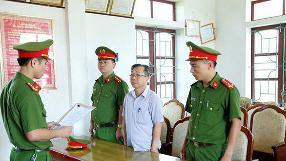 Cơ quan điều tra đọc lệnh bắt bị can Đinh Văn Dũng.