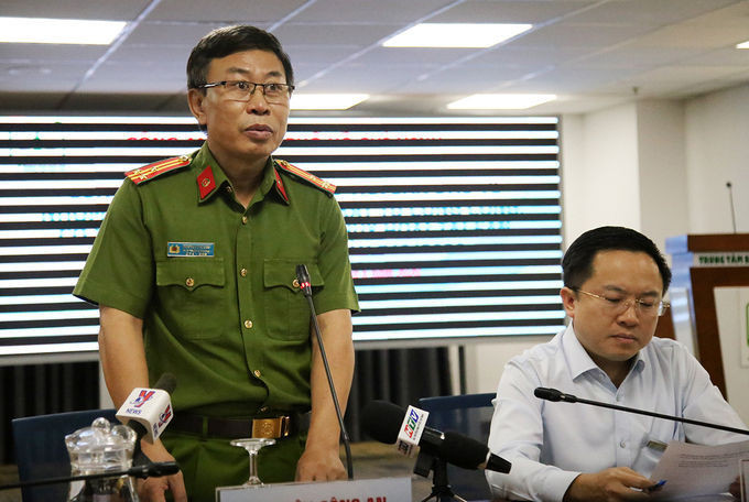 Thượng tá Nguyễn Thế Lâm (trái) và Phó Giám đốc Sở Thông tin - Truyền thông TP HCM Từ Lương cung cấp thông tin về vụ án. Ảnh: Quốc Thắng.