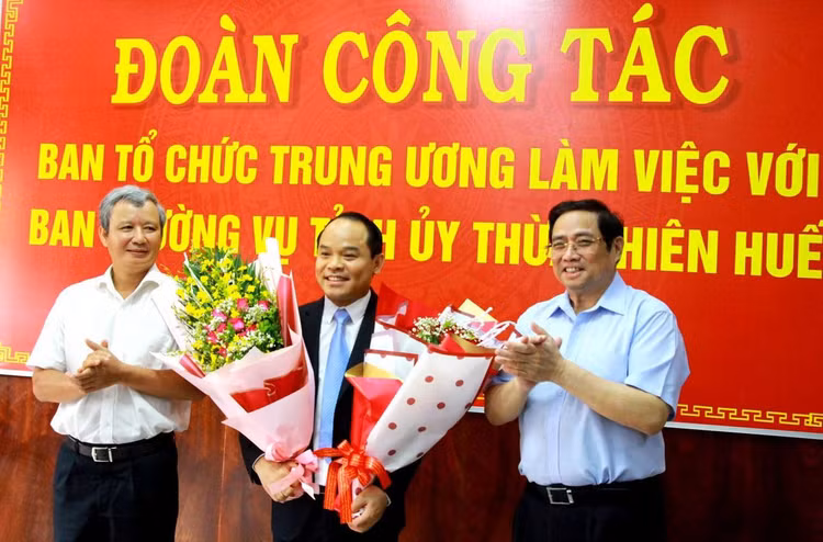 Đồng chí Phạm Minh Chính và đồng chí Bí thư Tỉnh ủy Thừa Thiên Huế Lê Trường Lưu chúc mừng đồng chí Nguyễn Quốc Đoàn.