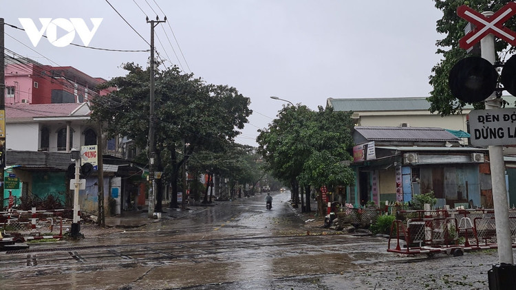 Cập nhật: Bão số 13 cuốn bay mái trường học, "nhổ" bật gốc cây, cuốn trôi nhà dân ảnh 44