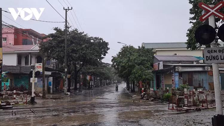 Cập nhật: Bão số 13 cuốn bay mái trường học, "nhổ" bật gốc cây, cuốn trôi nhà dân ảnh 44