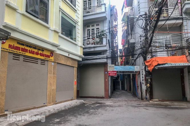 Cách ly ngõ nhỏ nhà nữ tiếp viên hàng không dương tính với Covid-19 - ảnh 11