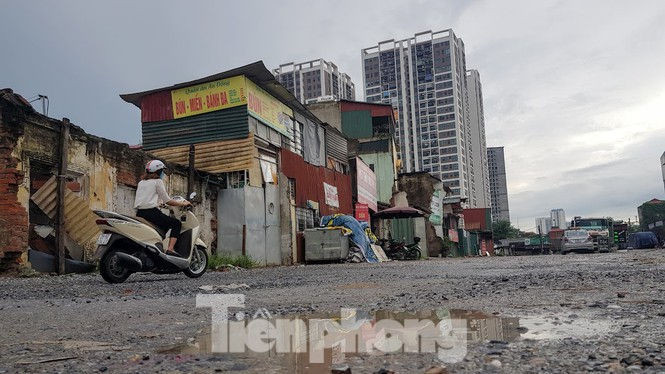 Đường nghìn tỷ chi chít 'ổ trâu, ổ gà' ở Hà Nội: Qua 6 Chủ tịch phường không GPMB xong - ảnh 1