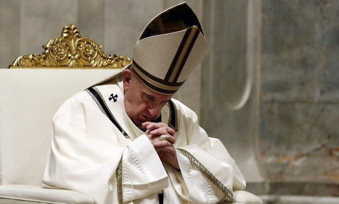 Giáo hoàng Francis cử hành thánh lễ tối 11/4. Ảnh: AFP.