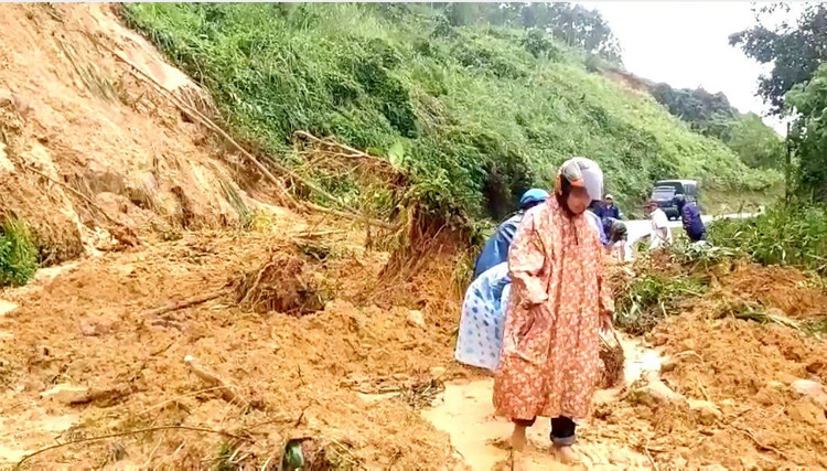 Nhân chứng kể vụ sạt lở núi kinh hoàng, người chạy thục mạng - 1