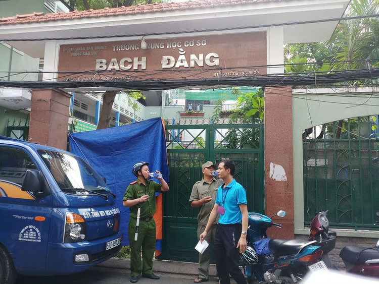 TP.HCM: Cây phượng trong trường bật gốc, 1 học sinh tử vong - ảnh 4