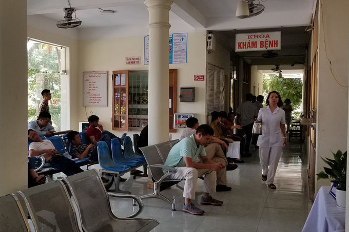 Trong ngày 22/6, Bệnh viện giao thông vận tải Hải Phòng chỉ còn khoa khám bệnh và khoa chạy thận Nhật- Việt hoạt động, các khoa, phòng khác đóng cửa do 32 y bác sĩ nộp đơn nghi việc tự túc do nhiều tháng nay không được trả lương và phụ cấp. Ảnh: Giang Chinh