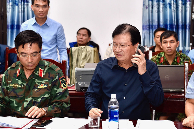 Phó Thủ tướng Trịnh Đình Dũng báo cáo nhanh về tình hình ứng phó mưa lũ, cứu hộ cứu nạn với Thủ tướng Chính phủ Nguyễn Xuân Phúc. - Ảnh: VGP/Nhật Bắc Phó Thủ tướng Trịnh Đình Dũng báo cáo nhanh về tình hình ứng phó mưa lũ, cứu hộ cứu nạn với Thủ tướng Chính phủ Nguyễn Xuân Phúc. - Ảnh: VGP/Nhật Bắc