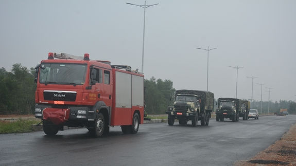 Đoàn xe của Lữ đoàn Công binh 414 cơ động vào hiện trường. - Ảnh: QĐND Đoàn xe của Lữ đoàn Công binh 414 cơ động vào hiện trường. - Ảnh: QĐND