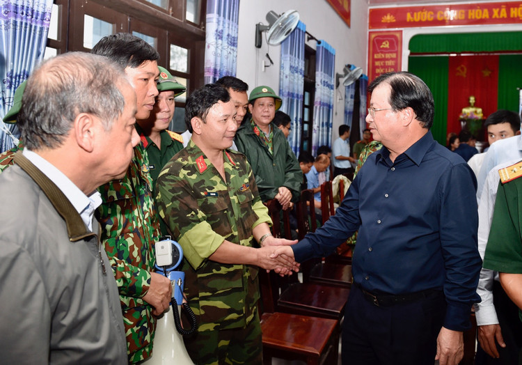 Phó Thủ tướng động viên cán bộ, chiến sĩ Quân khu 4. Ảnh: VGP/Nhật Bắc Phó Thủ tướng động viên cán bộ, chiến sĩ Quân khu 4. Ảnh: VGP/Nhật Bắc