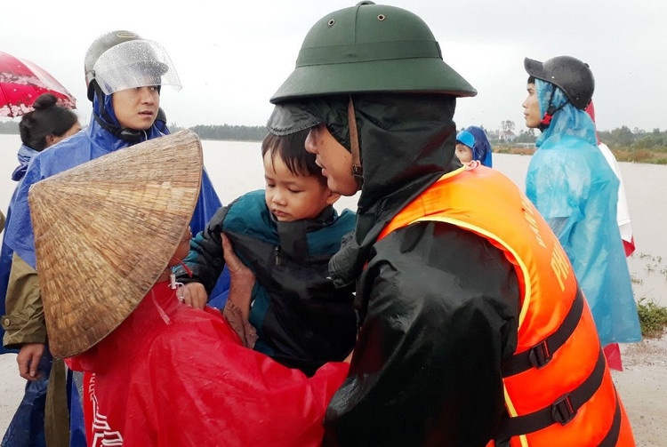 Cán bộ, chiến sĩ Ban Chỉ huy quân sự huyện Phú Lộc, Thừa Thiên-Huế di dời người dân thôn đến nơi tránh trú an toàn. Cán bộ, chiến sĩ Ban Chỉ huy quân sự huyện Phú Lộc, Thừa Thiên-Huế di dời người dân thôn đến nơi tránh trú an toàn.