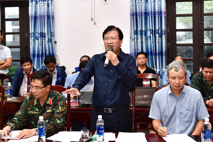 Phó Thủ tướng phát biểu tại cuộc họp khẩn với các lực lượng cứu hộ, cứu nạn. - Ảnh: VGP/Nhật Bắc Phó Thủ tướng phát biểu tại cuộc họp khẩn với các lực lượng cứu hộ, cứu nạn. - Ảnh: VGP/Nhật Bắc