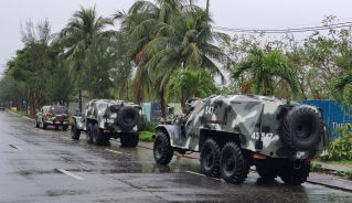 Cập nhật: Bão số 13 cuốn bay mái trường học, "nhổ" bật gốc cây, cuốn trôi nhà dân ảnh 14