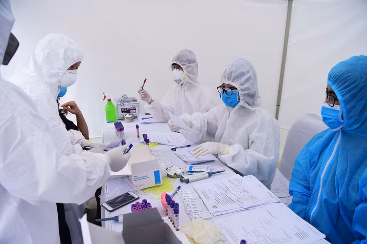 Điểm lấy mẫu xét nghiệm sàng lọc nCoV trong cộng đồng tại Hà Nội. Ảnh: Giang Huy.