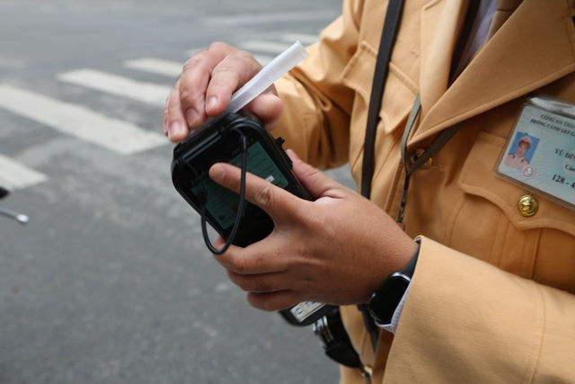  Xem CSGT Hà Nội đo nồng độ cồn giữa dịch corona - 3