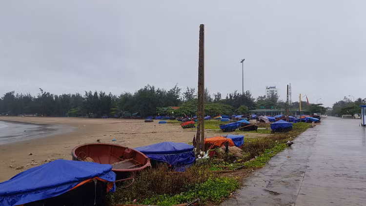 Tàu cá bị chìm do ảnh hưởng bão số 2 - 10