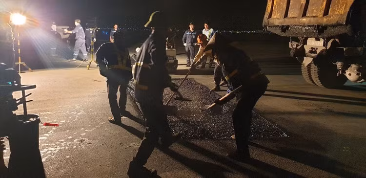 Kiểm soát không lưu bất ngờ mất tín hiệu với đơn vị sửa đường băng sân bay - 1