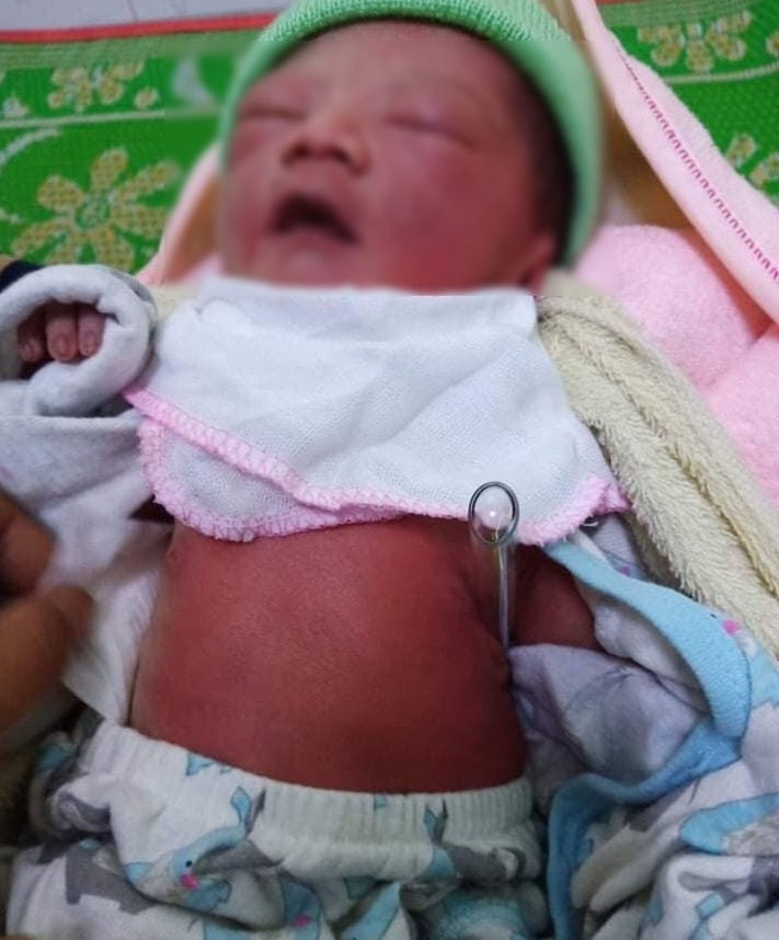 Bé gái sơ sinh không một mảnh vải che thân bị bỏ ở rẫy bắp - 2