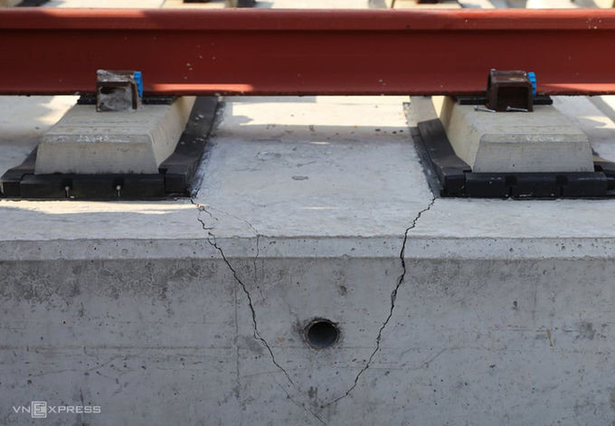 Bêtông đệm dưới đường ray trên trụ P14-10 có vết nứt bị cho do sự cố gây ra, chiều 11/11. Ảnh: Quỳnh Trần.
