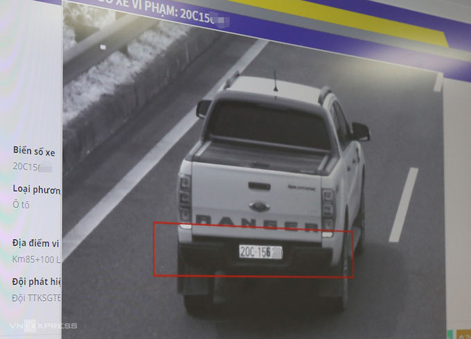 Hình ảnh trích xuất từ camera trên cao tốc Nội Bài-Lào Cai phát hiện một chiếc xe bán tải biển Thái Nguyên dùng sơn để sửa một chữ số. Ảnh: Phương Sơn