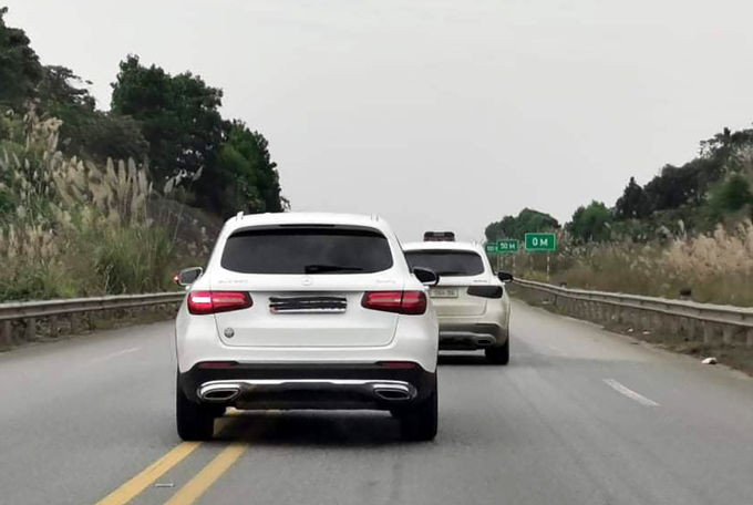 Chiếc mercedes vừa che biển số, vừa đi lấn làn trên cao tốc Nội Bài-Lào Cai chiều 20/12. Ảnh: Lê Tùng Anh