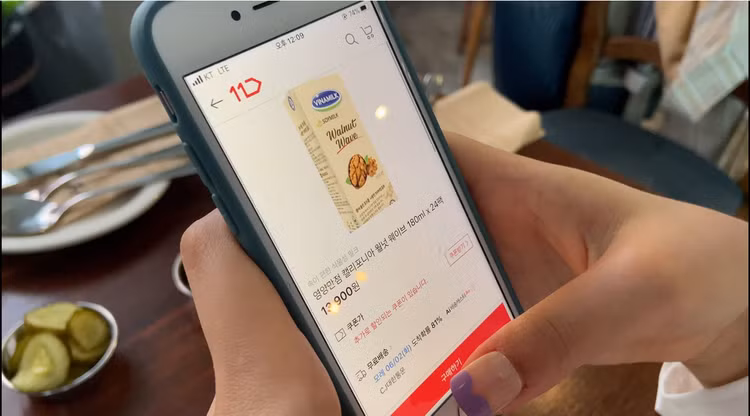 Vinamilk chọn thương mại điện tử là kênh bán hàng trong giai đoạn ra mắt để tiếp cận nhóm đối tượng khách hàng trẻ và phù hợp với điều kiện giãn cách vì Covid-19 tại Hàn Quốc.