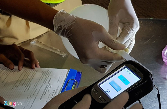 CSGT Soc Trang lay khi tho vao bong bong de do nong do con hinh anh 2 do_nong_do_con_1_zing.jpg