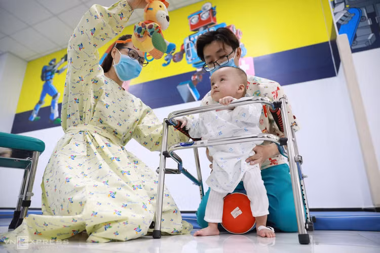 Trúc Nhi, Diệu Nhi tập đứng, tập bò ảnh 5