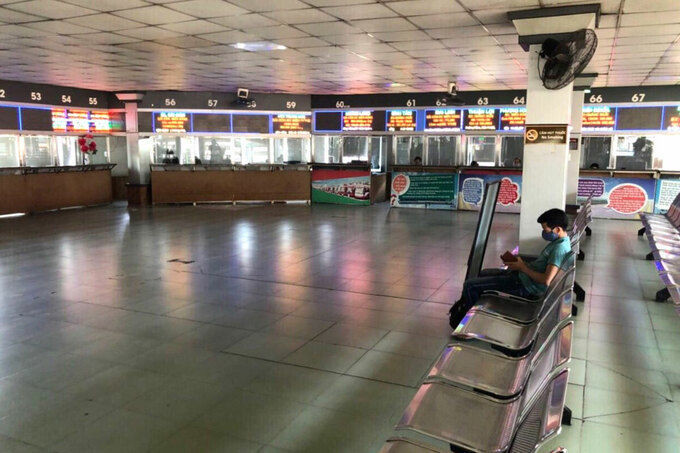 Sảnh chờ và quầy bán vé tại bến xe Nước Ngầm vắng khách. Ảnh: Anh Duy. 