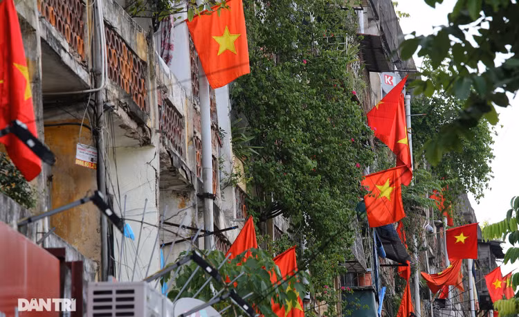 Hà Nội: Cờ Tổ quốc đỏ rực khắp phố phường mừng ngày Quốc Khánh - 10