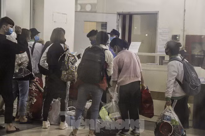 Lấy 3 tòa nhà làm khu cách ly, sinh viên ở Mỹ Đình di dời trong đêm - ảnh 11