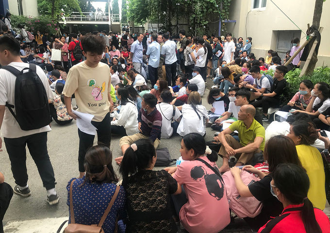 Phụ huynh, thí sinh chầu chực đến lượt nộp hồ sơ xét tuyển bổ sung chiều 6/10. Ảnh: Dương Tâm.