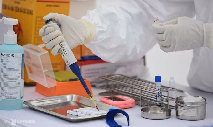 Nhân viên lấy mẫu xét nghiệm nhanh tại quận Đống Đa, Hà Nội, sáng 31/3. Ảnh:Giang Huy.