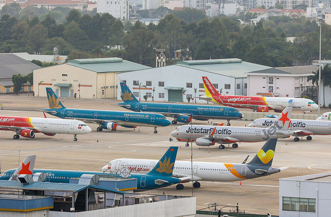 Máy bay đỗ tại sân bay Tân Sơn Nhất trong thời gian giãn cách xã hội. Ảnh: Quỳnh Trần. 