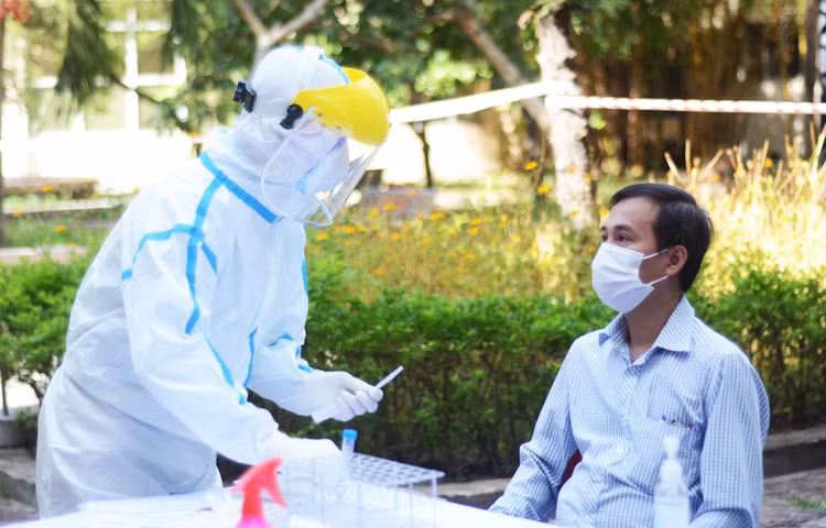 Thành viên Ban in sao đề thi lấy mẫu xét nghiệm virus SARS-CoV-2 nhằm đảm bảo an toàn cho kỳ thi. (Ảnh: Văn Dũng/TTXVN)