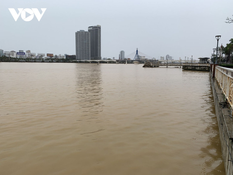 Cập nhật: Bão số 13 cuốn bay mái trường học, "nhổ" bật gốc cây, cuốn trôi nhà dân ảnh 37