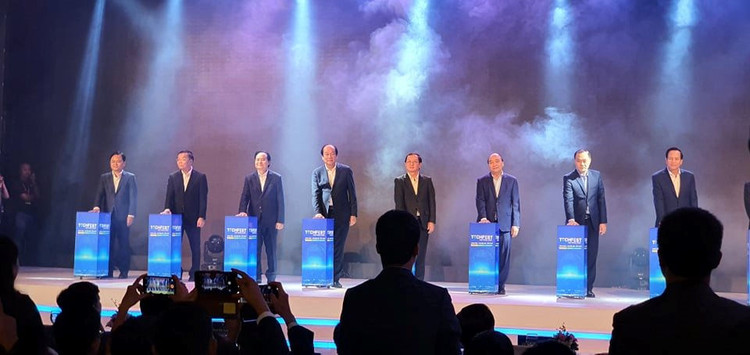 Thủ tướng Chính phủ Nguyễn Xuân Phúc cùng các đồng chí lãnh đạo bấm nút khai mạc Ngày hội đổi mới sáng tạo Techfest 2020.