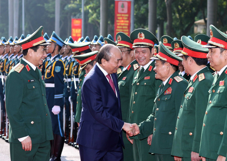 Thủ tướng Nguyễn Xuân Phúc và các đồng chí lãnh đạo Bộ Quốc phòng, Bộ Tổng Tham mưu Quân đội nhân dân Việt Nam. Ảnh VGP/Quang Hiếu