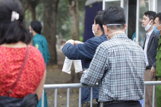 Hà Nội: Người thân tấp nập tiếp tế đồ vào khu cách ly Pháp Vân - Tứ Hiệp - 5