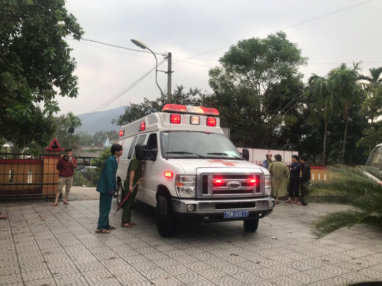 Bộ đội cùng xe đặc chủng đến gần công trình thủy điện nghi sạt lở - 4