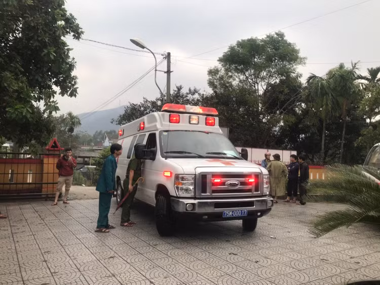 Bộ đội cùng xe đặc chủng đến gần công trình thủy điện nghi sạt lở - 4