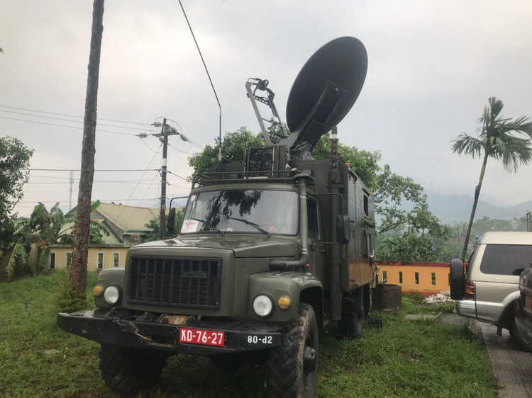 Bộ đội cùng xe đặc chủng đến gần công trình thủy điện nghi sạt lở - 1