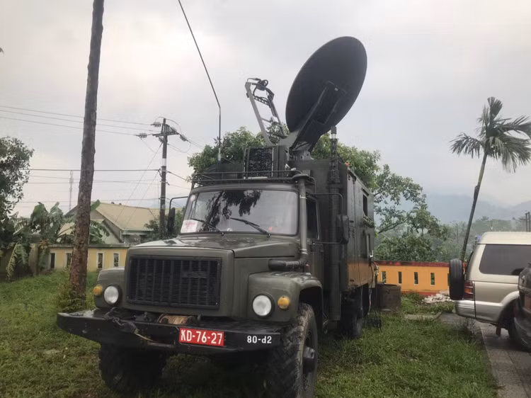 Bộ đội cùng xe đặc chủng đến gần công trình thủy điện nghi sạt lở - 1