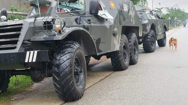 Bộ đội cùng xe đặc chủng đến gần công trình thủy điện nghi sạt lở - 2